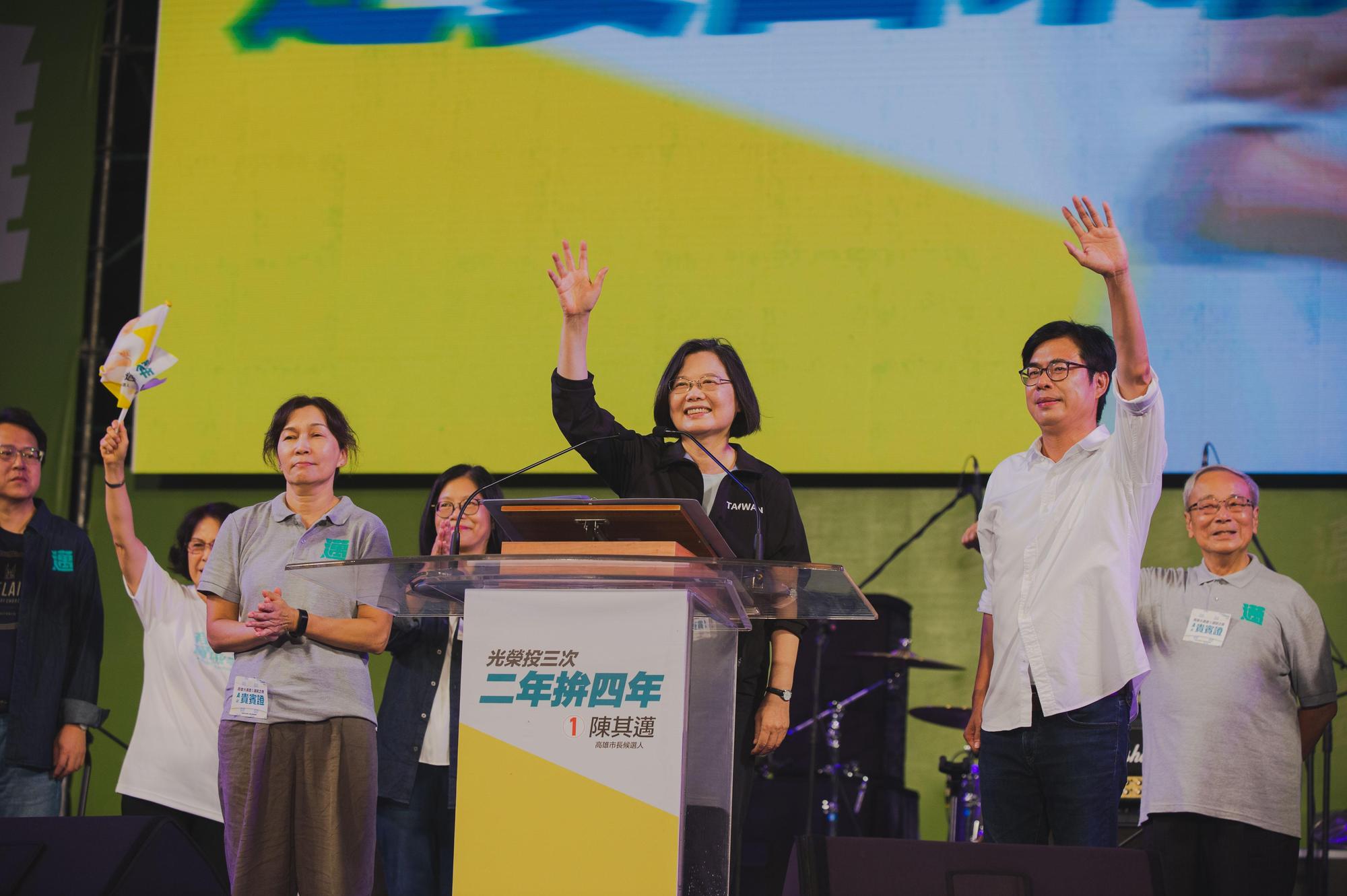 總統蔡英文南下為陳其邁站台輔選,高喊「光復高雄。(陳其邁競辦提供)