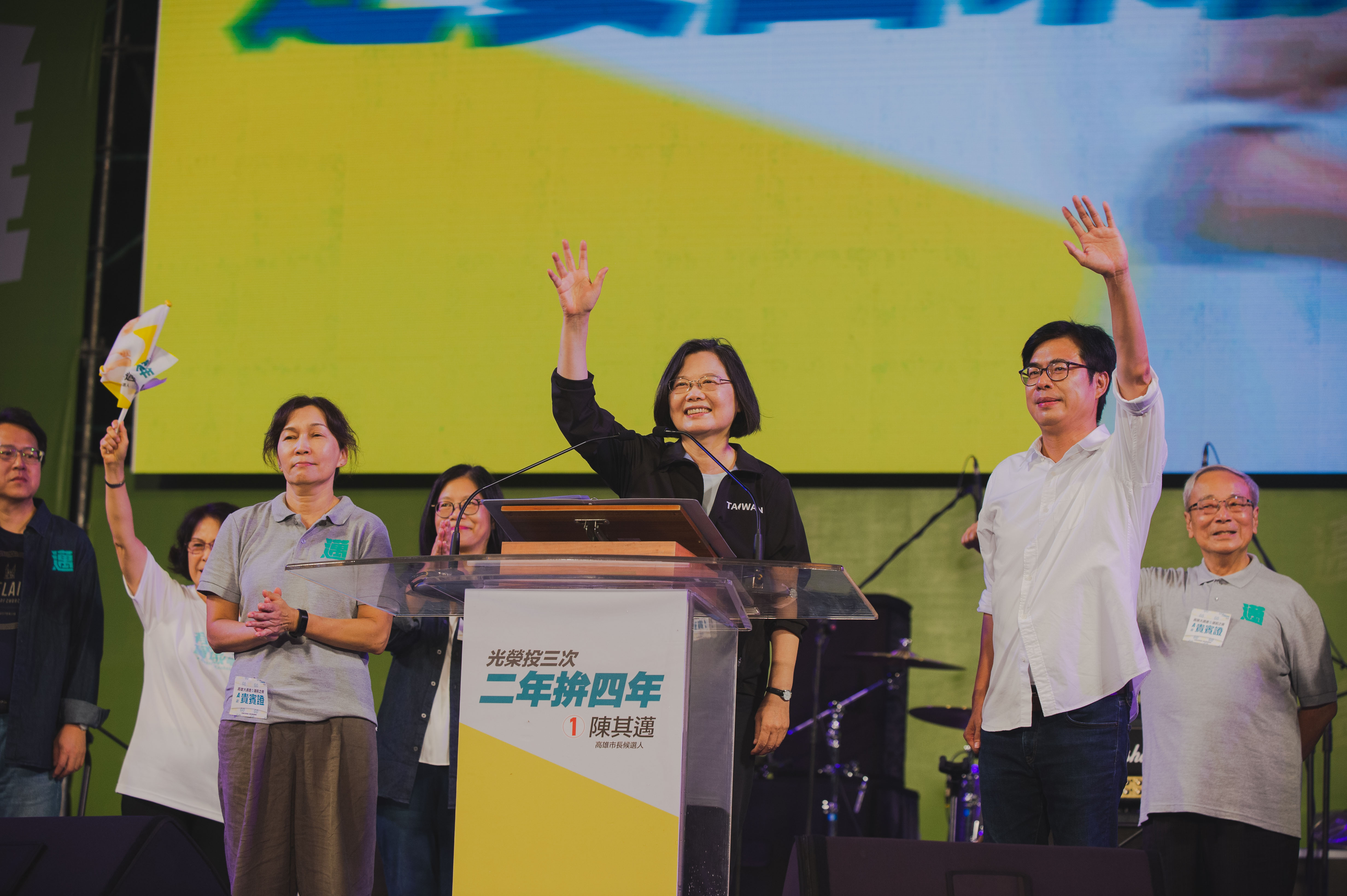 總統蔡英文南下為陳其邁站台輔選，高喊「光復高雄。（陳其邁競辦提供）