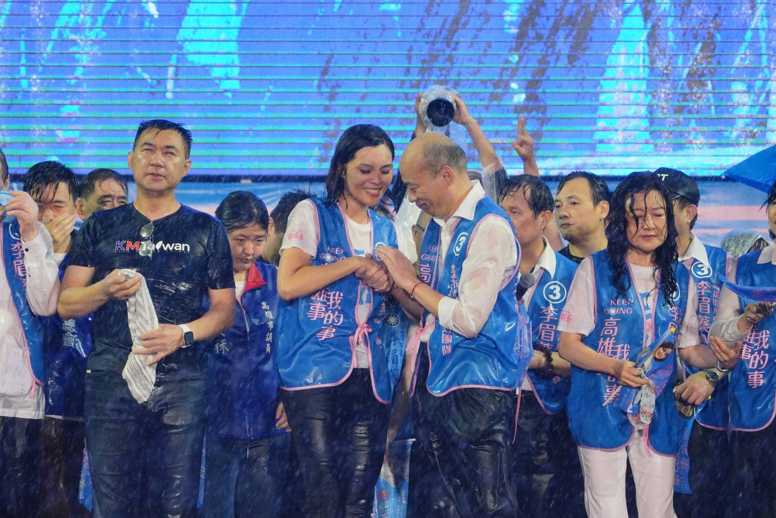 韓國瑜在選前之夜替李眉蓁站台，不過各種話題力壓其他人，使議題一度失焦。