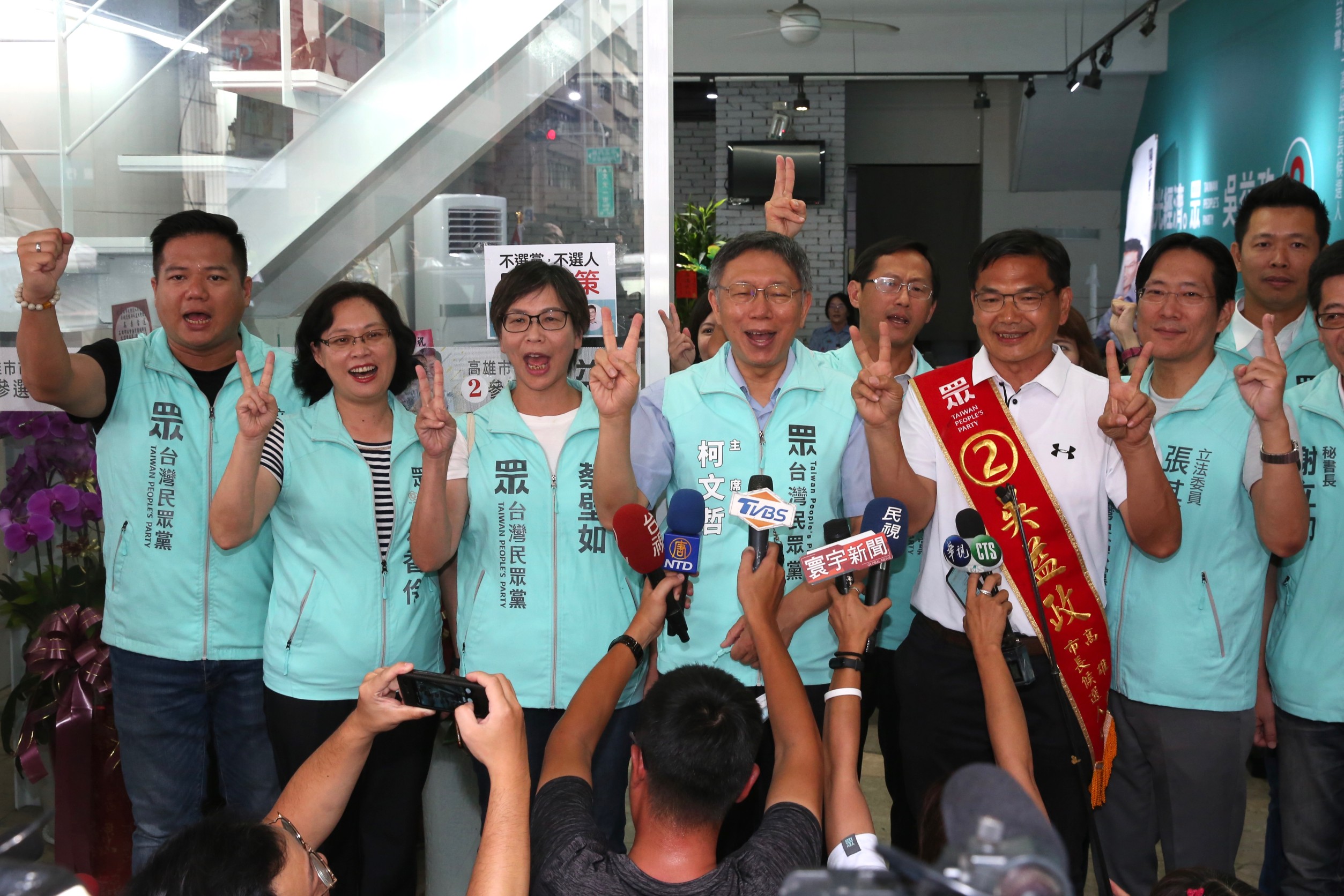 高雄補選選前一天，民眾黨由黨主席柯文哲領軍和候選人吳益政以車隊掃街方式做最後衝刺。