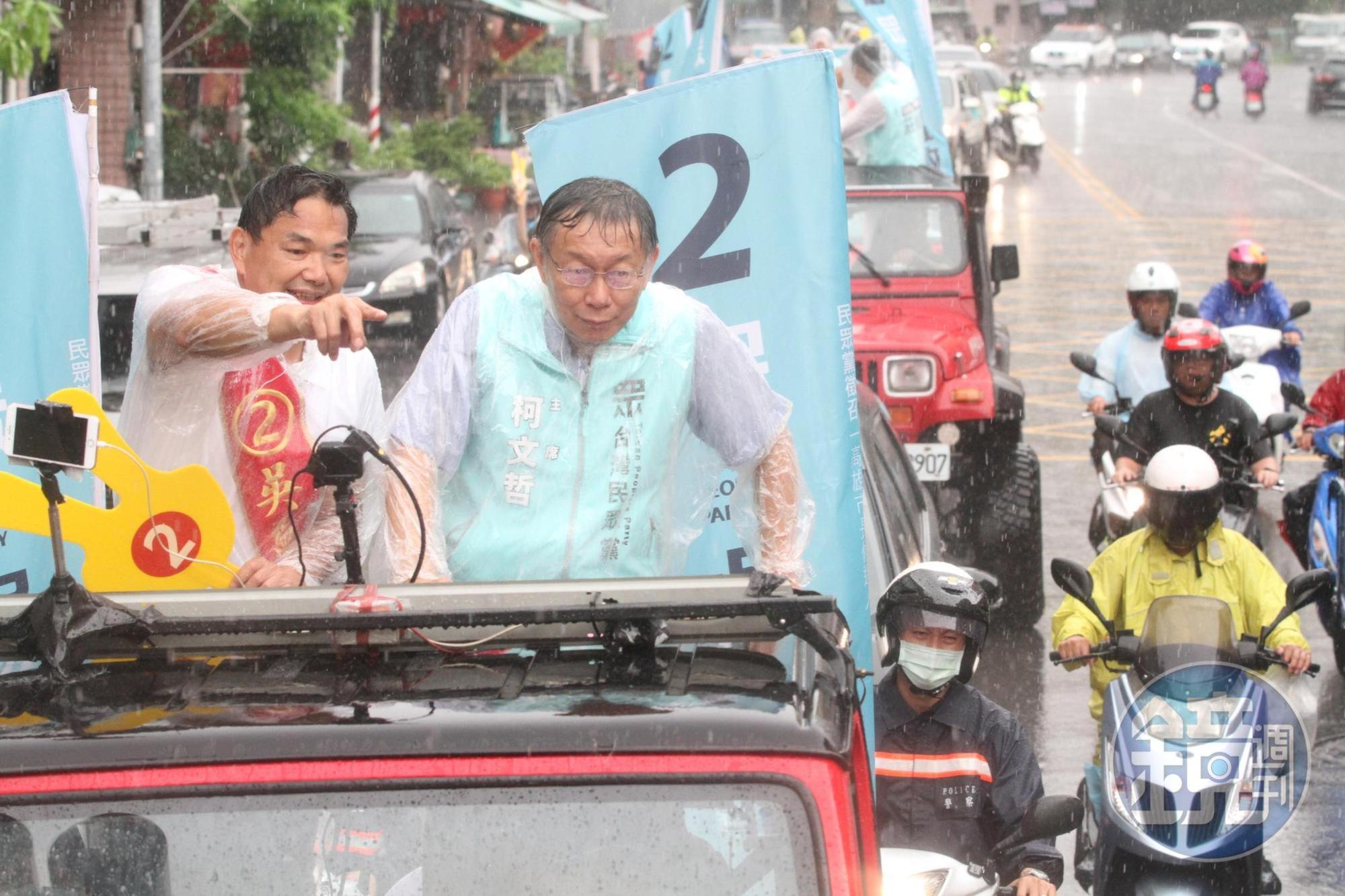 高雄補選選前一天，民眾黨由黨主席柯文哲領軍和候選人吳益政以車隊掃街方式做最後衝刺。