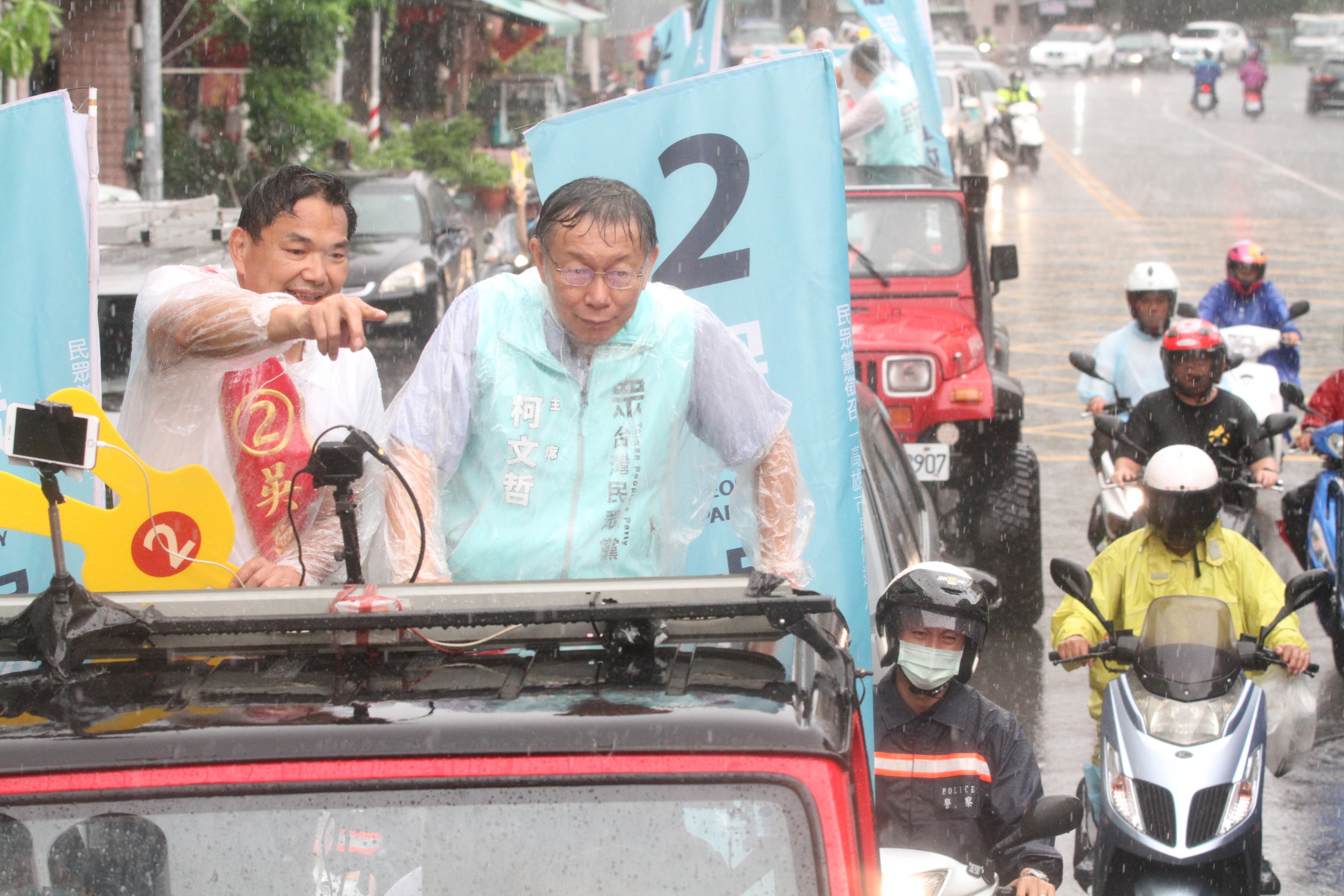 高雄補選選前一天，民眾黨由黨主席柯文哲領軍和候選人吳益政以車隊掃街方式做最後衝刺。