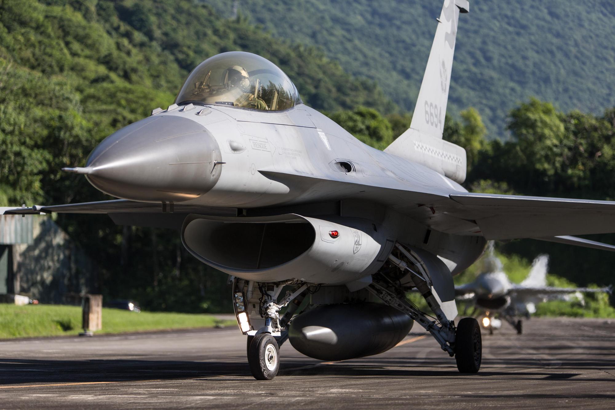 美國售台66架F-16戰機,將配備頂級火控雷達。圖為漢光演習空軍F-16戰機進行戰備轉場任務。(國防部提供)