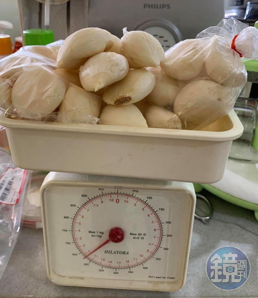 準備好蒜頭。