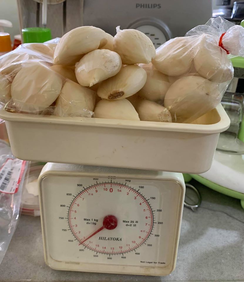 準備好蒜頭。