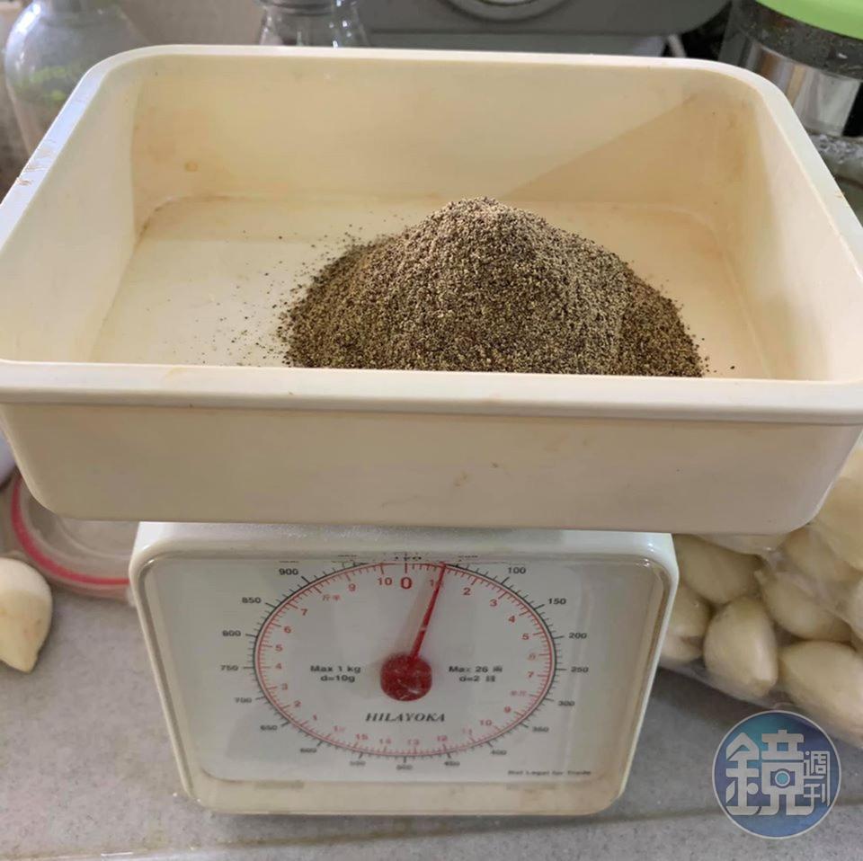 黑胡椒粉計量備用。