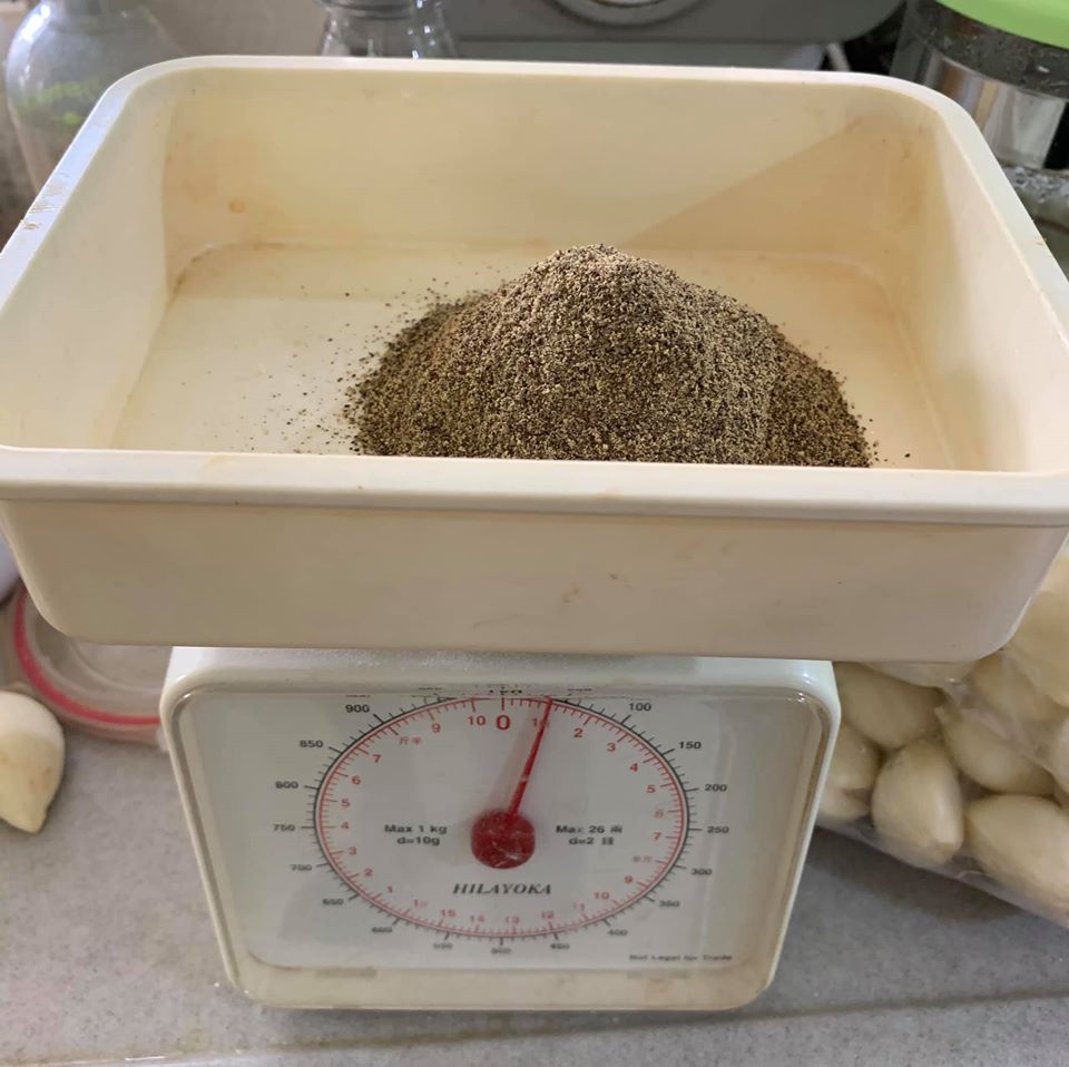 黑胡椒粉計量備用。