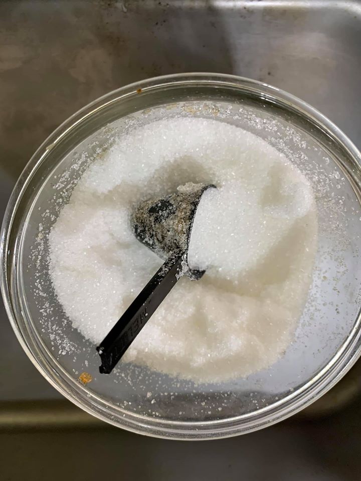 預備好白砂糖。