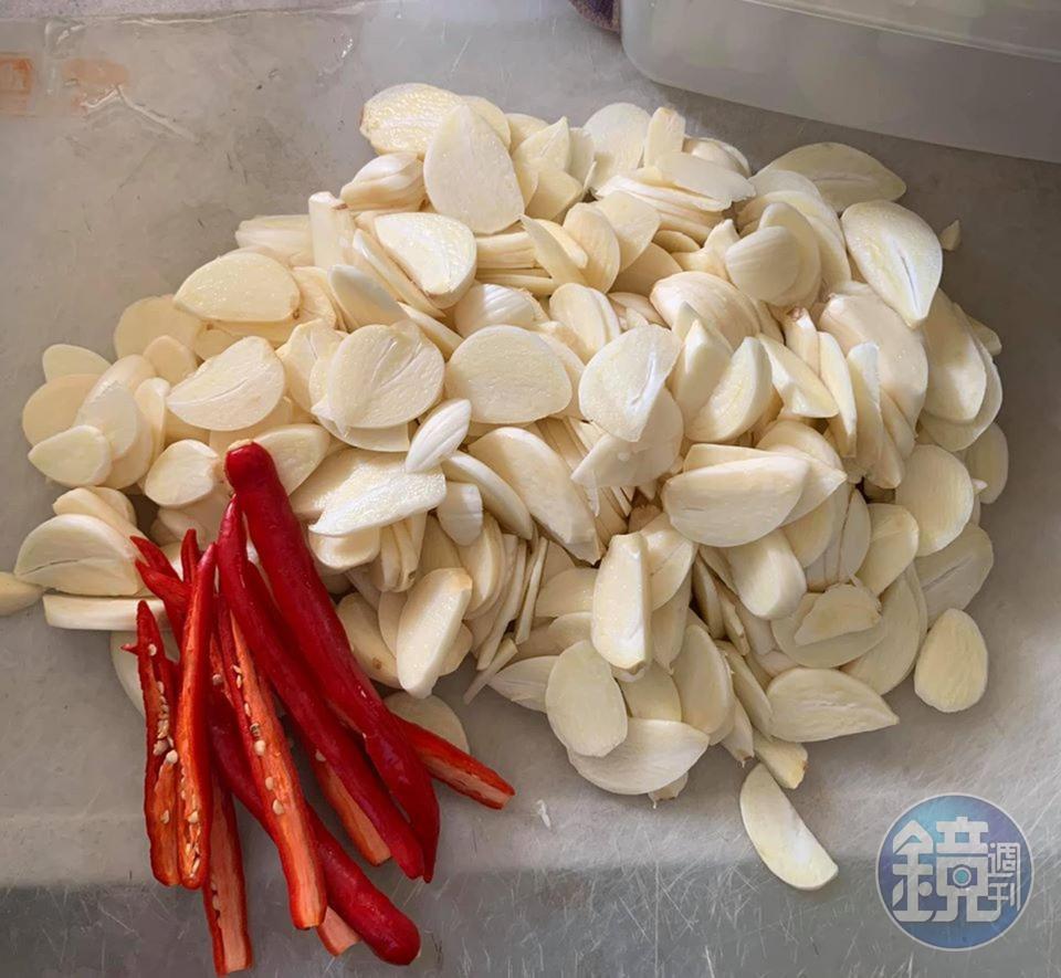 蒜頭、辣椒切片備用。