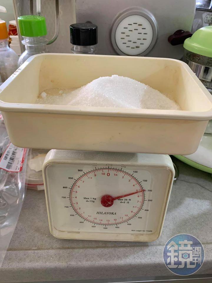 白砂糖秤重備用。
