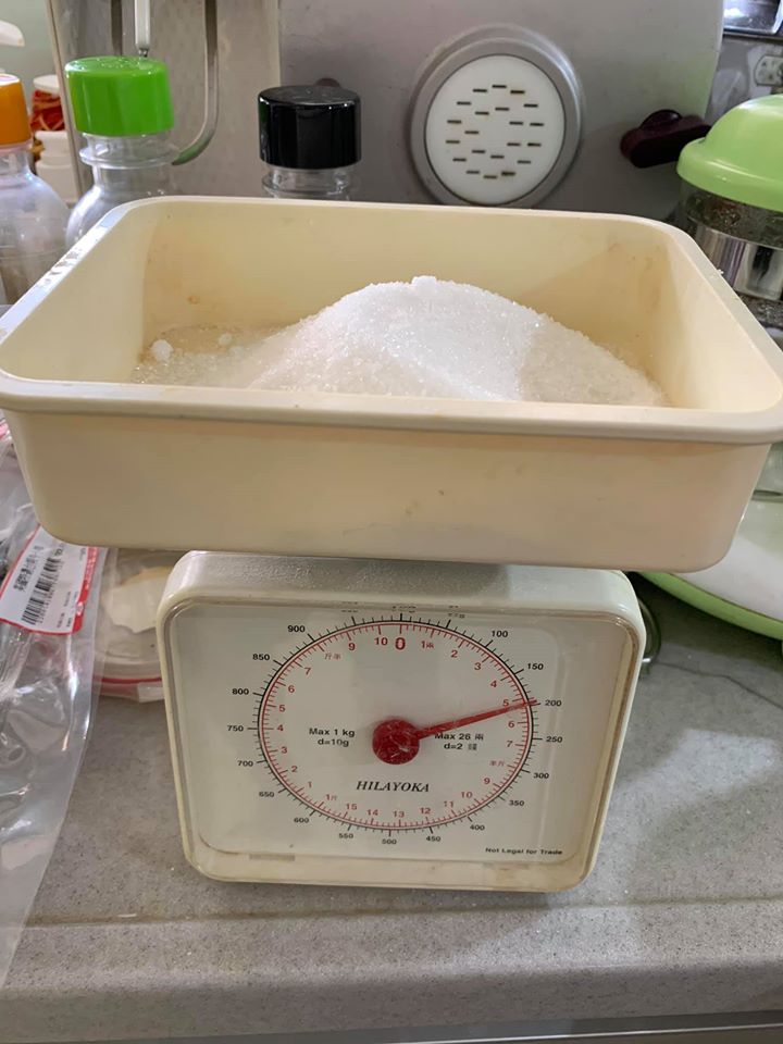 白砂糖秤重備用。