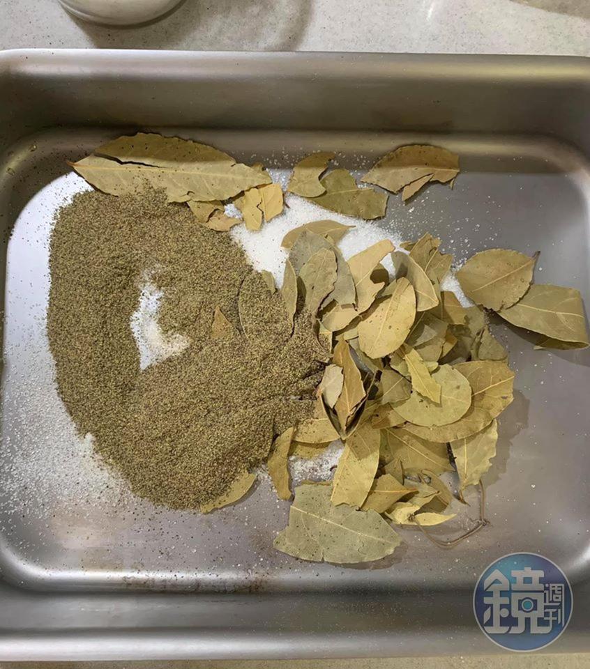 加入秤好的黑胡椒。