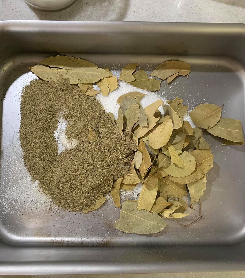加入秤好的黑胡椒。