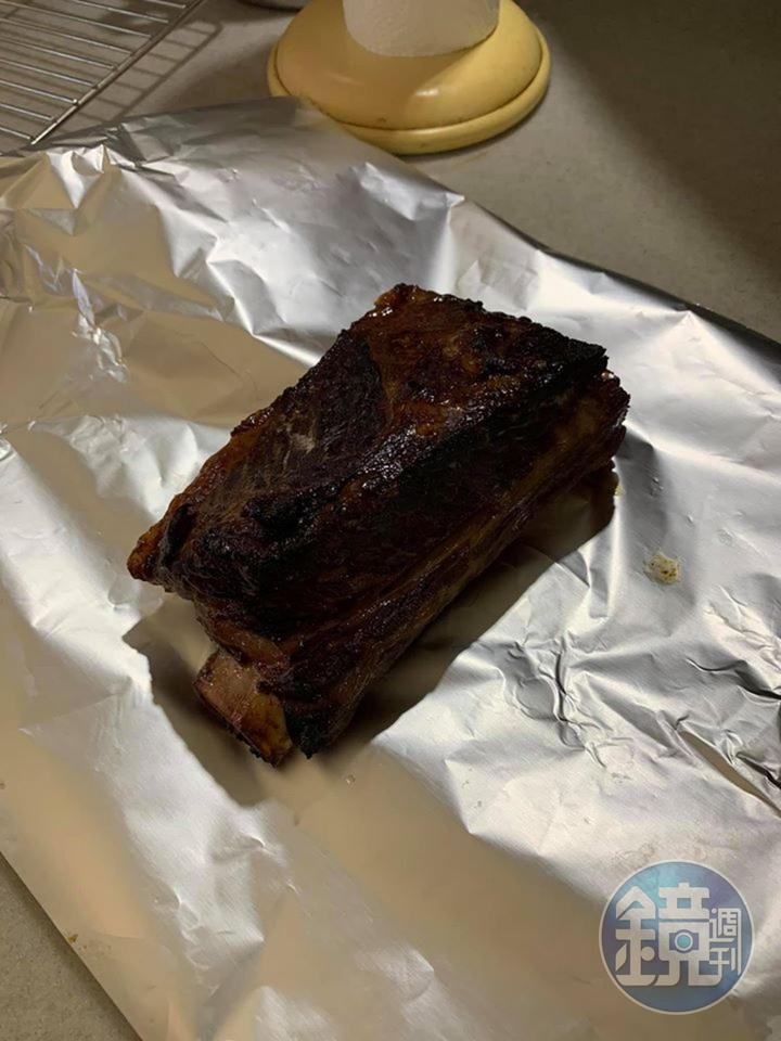 用錫箔紙包裹牛小排。