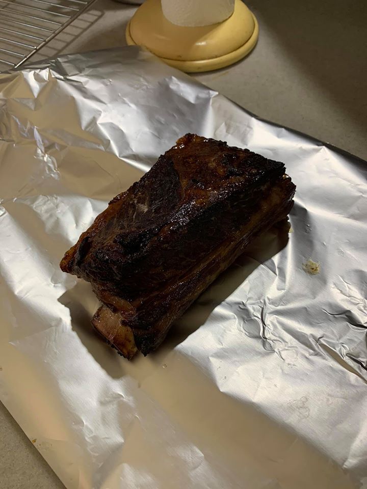 用錫箔紙包裹牛小排。