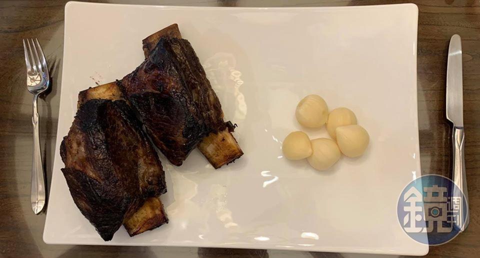 台塑牛小排完成！擺盤上桌，唯一裝飾是白色蒜瓣。