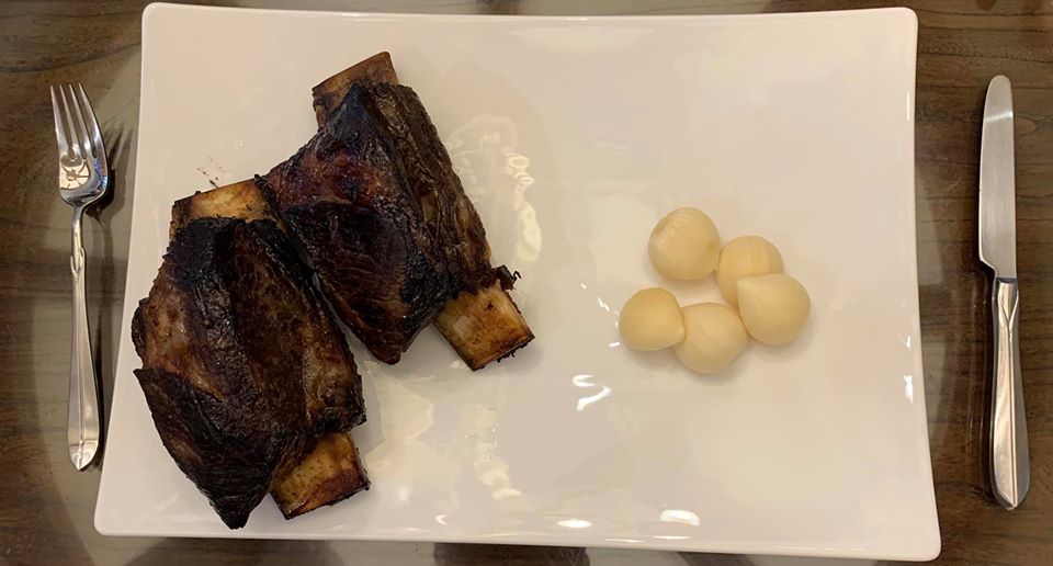 台塑牛小排完成！擺盤上桌，唯一裝飾是白色蒜瓣。