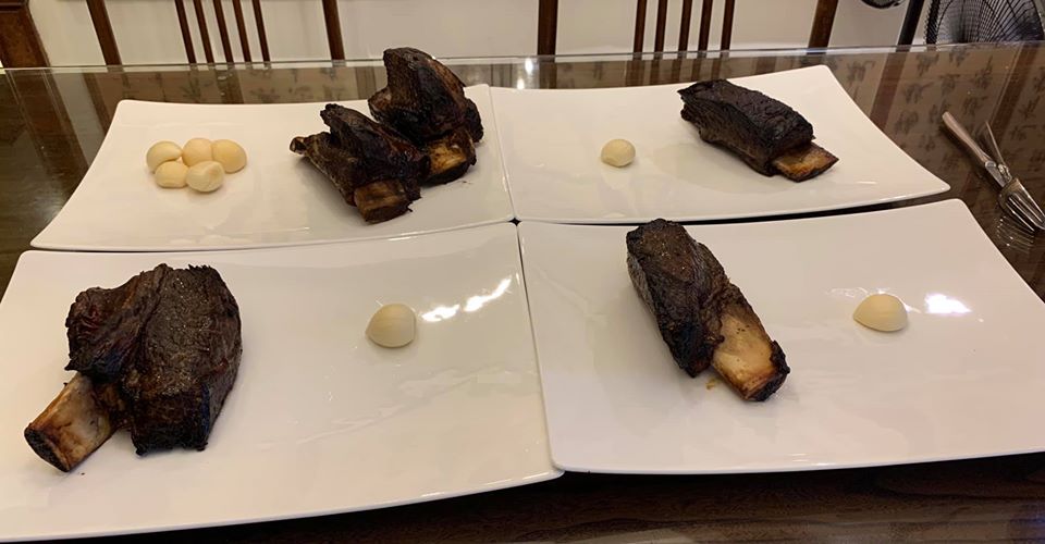 我吃最小的一塊，第五塊我媽媽牙齒不行，兩兒子分食。