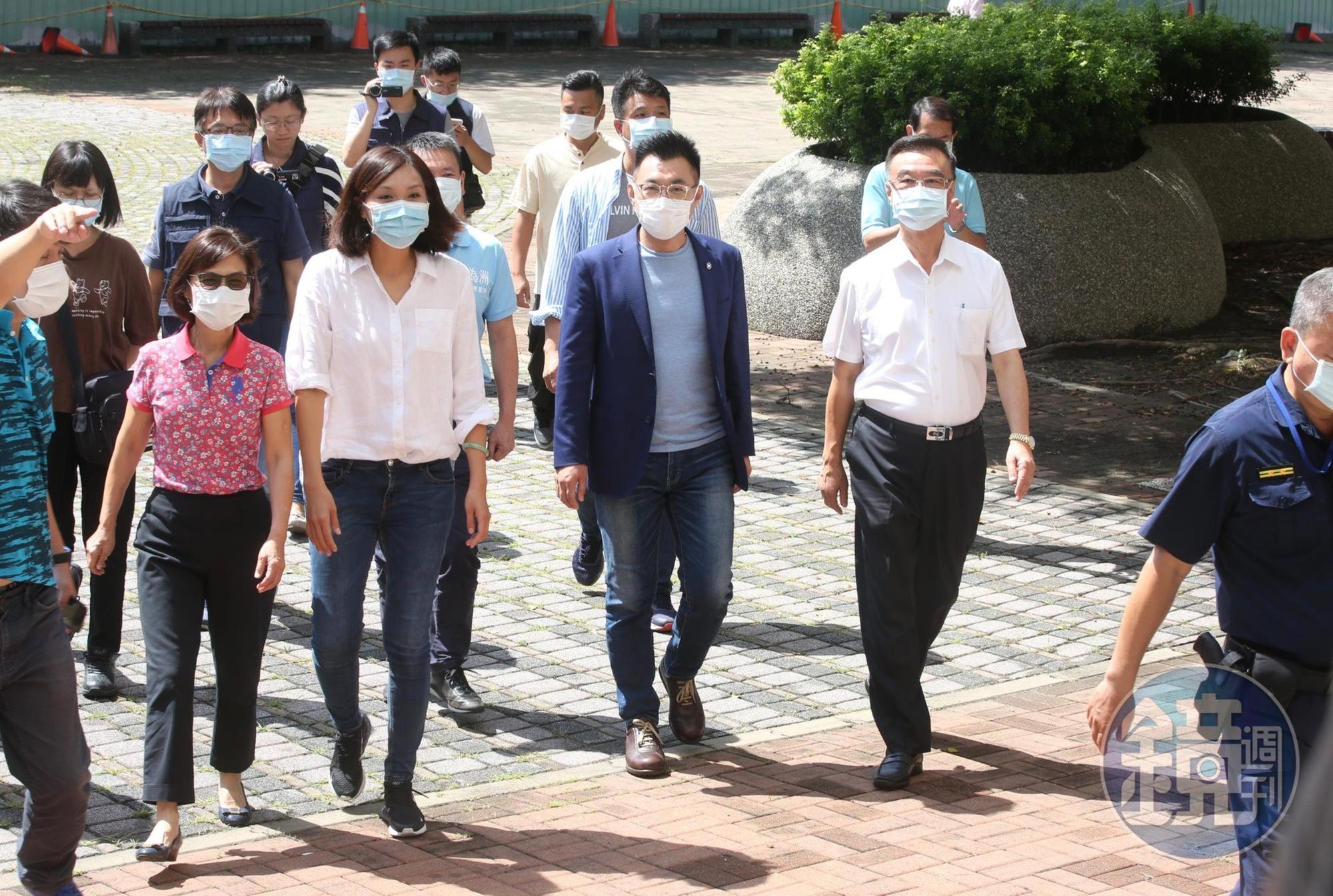 國民黨高雄市長補選候選人李眉蓁今(15日)上午在國民黨主席江啟臣等人陪同下到左營區勝利國小投票。