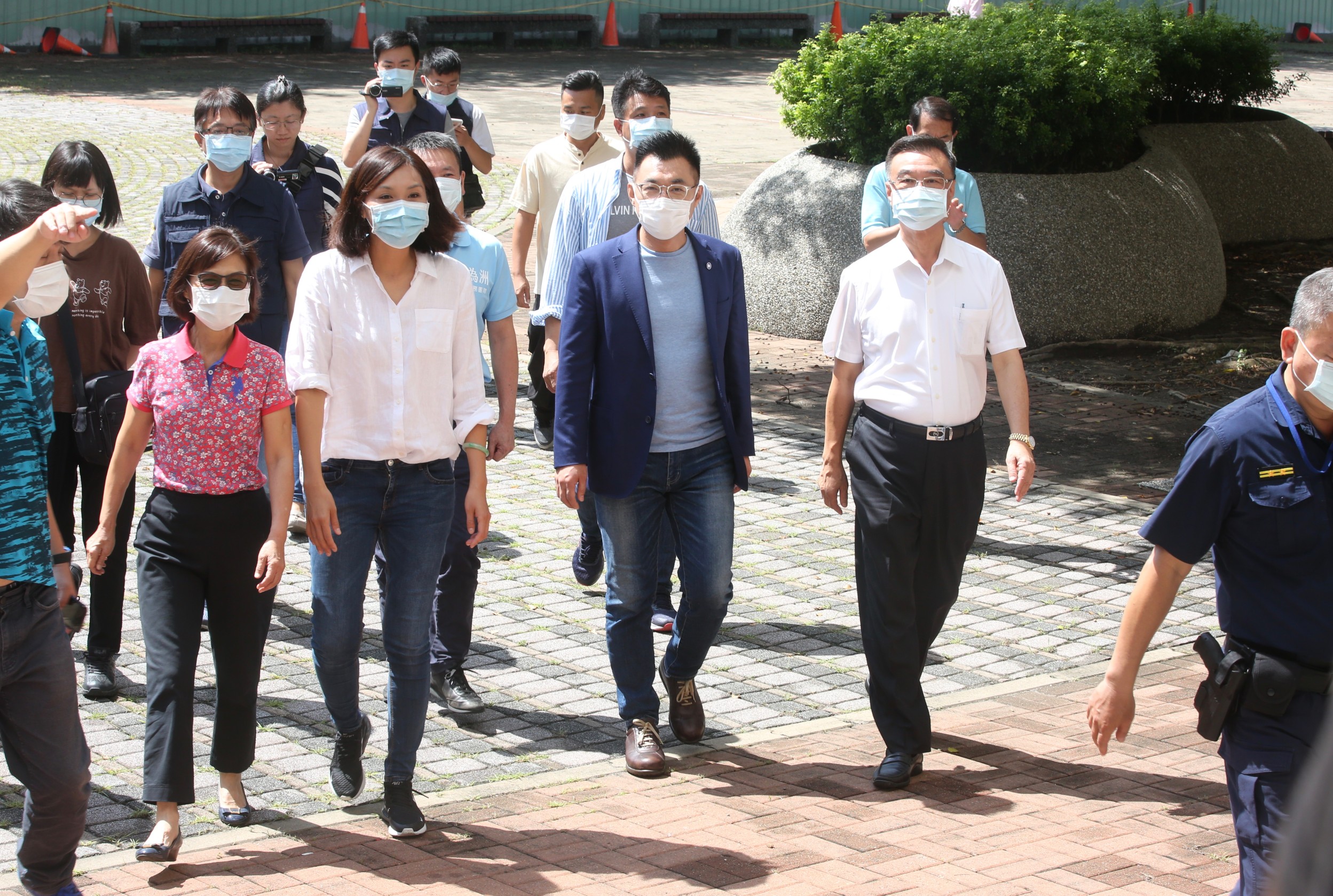 國民黨高雄市長補選候選人李眉蓁今（15日）上午在國民黨主席江啟臣等人陪同下到左營區勝利國小投票。