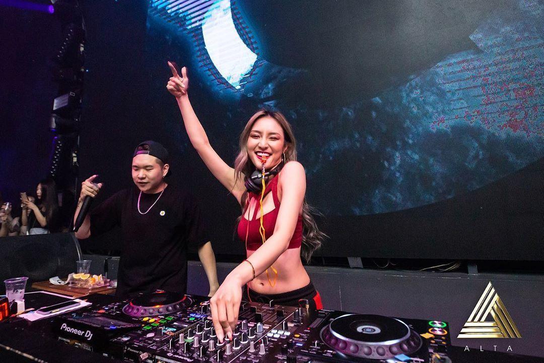 林佩佩是當紅DJ，常受邀出國表演。（翻攝自林佩佩IG）