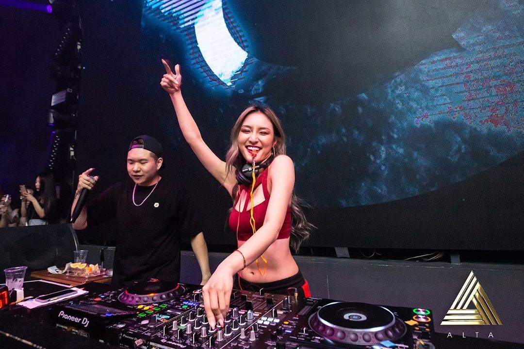 林佩佩是當紅DJ，常受邀出國表演。（翻攝自林佩佩IG）