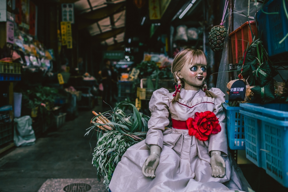 電影《安娜貝爾》娃娃去年曾來台灣歡度端午節。（華納兄弟提供）