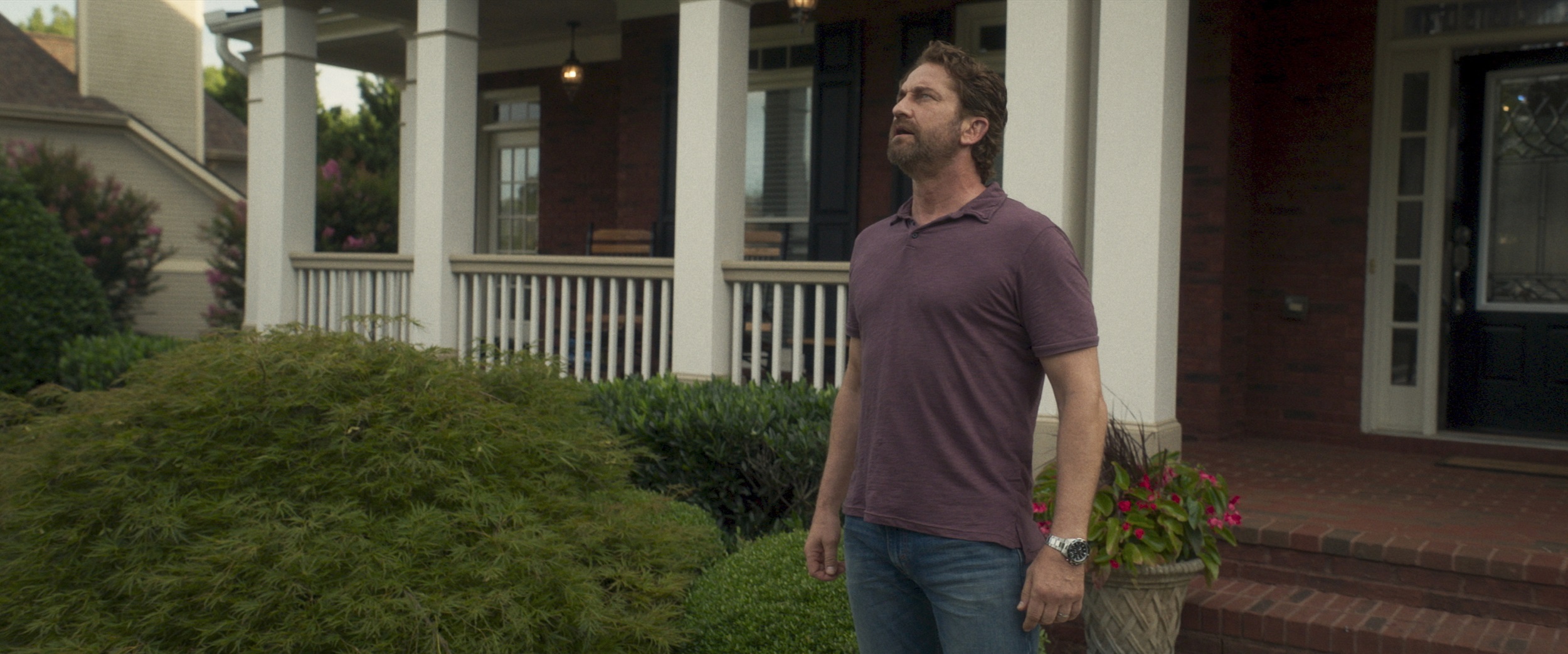 傑瑞德巴特勒在《天劫倒數》中飾演為救家人拚命一搏的顧家男人。（CATCHPLAY提供）