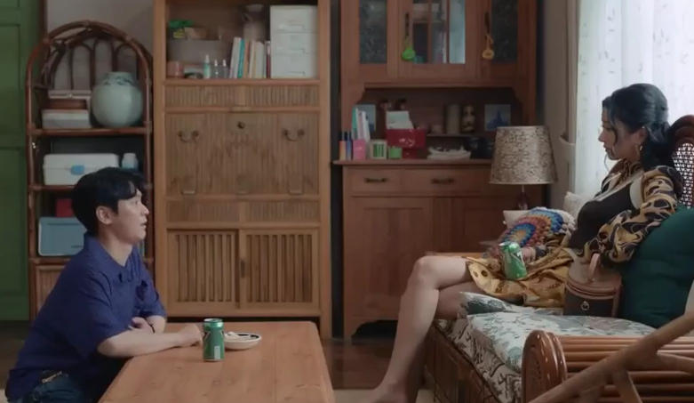 徐睿知在《雖然是精神病但沒關係》華服穿不盡，光看她的行頭都可以作為購物參考。（翻攝自tvN）