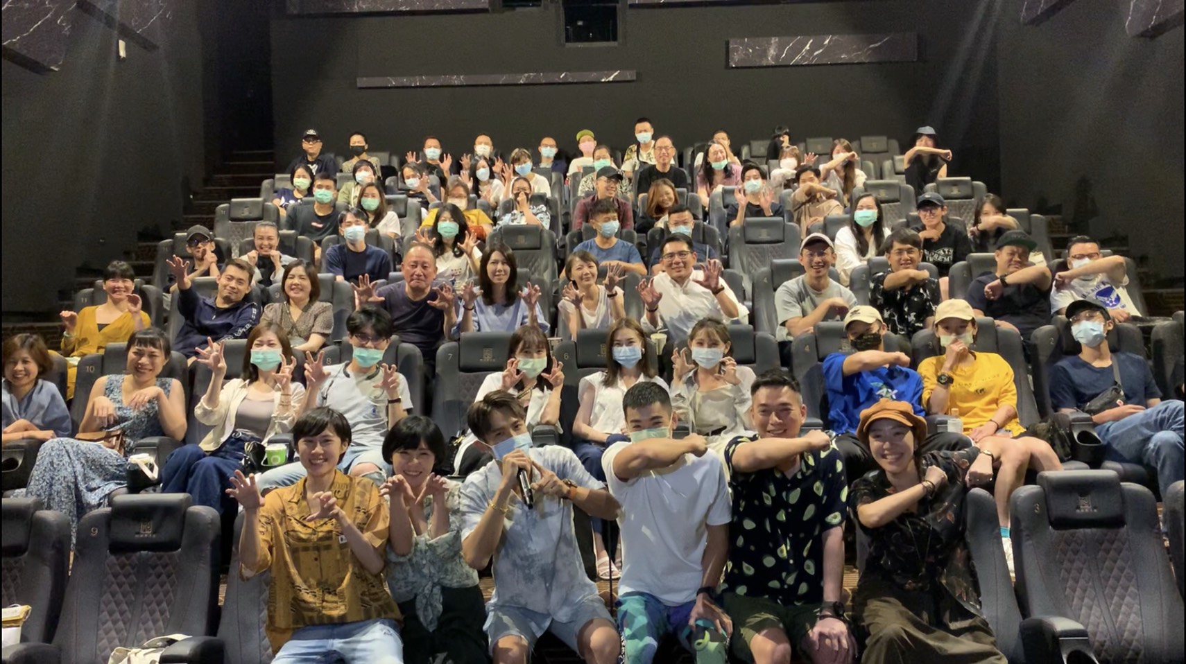 柯震東（前排左三）不僅看了首映，《逃出立法院》上映第一天就現身包場，令禾浩辰（前排右三）十分開心。(華映提供)