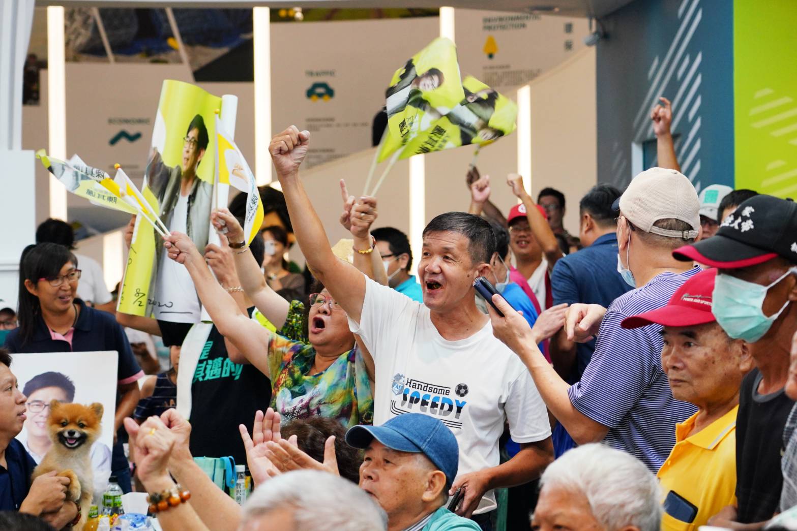 高雄市長補選投票結束，目前正陸續開票中，陳其邁穩定領先，競總前支持者振奮。