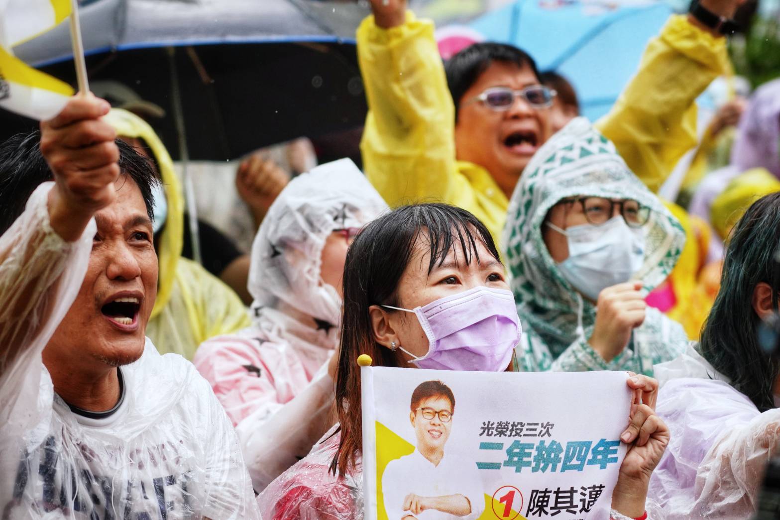 陳其邁競選總部歡呼聲不斷，「市長好」口號也不斷。