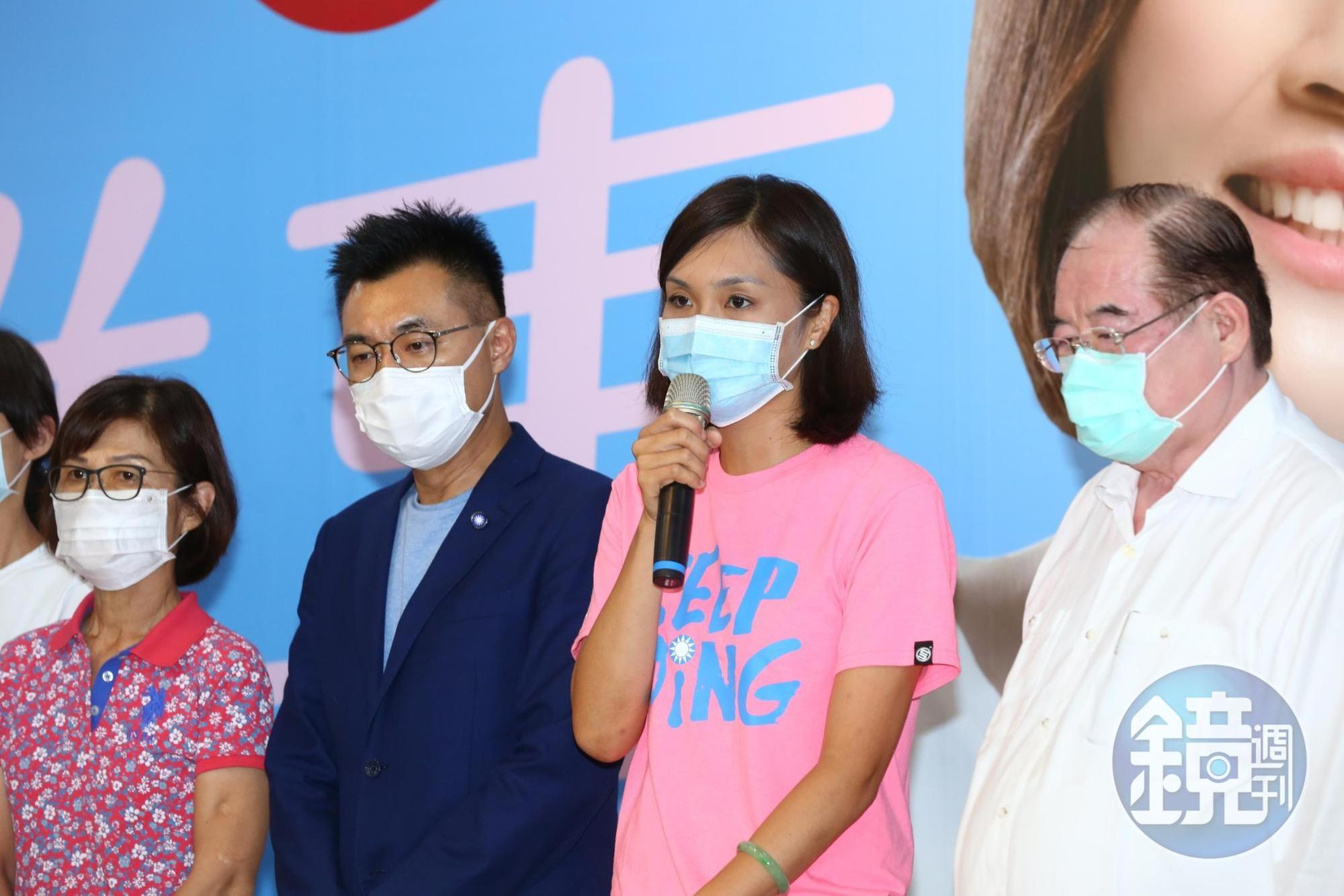 國民黨高雄市長候選人李眉蓁晚間6時在黨主席江啟臣及黨務一級主管的陪同下，現身高雄黨部。