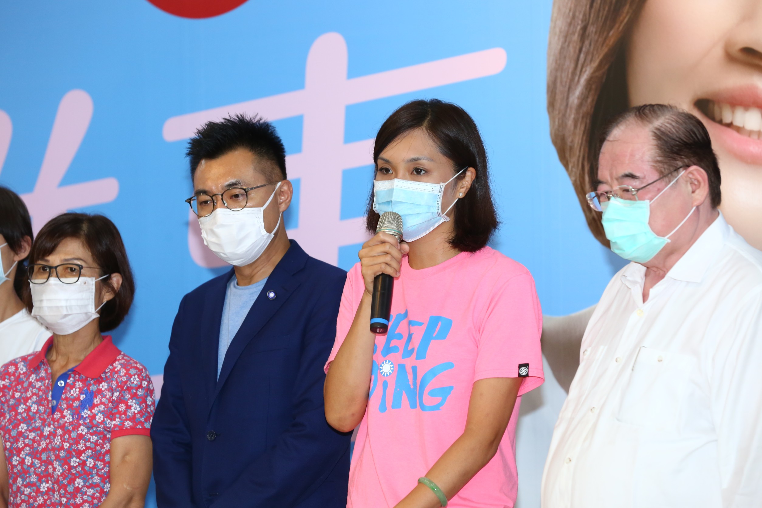 國民黨高雄市長候選人李眉蓁晚間6時在黨主席江啟臣及黨務一級主管的陪同下，現身高雄黨部。