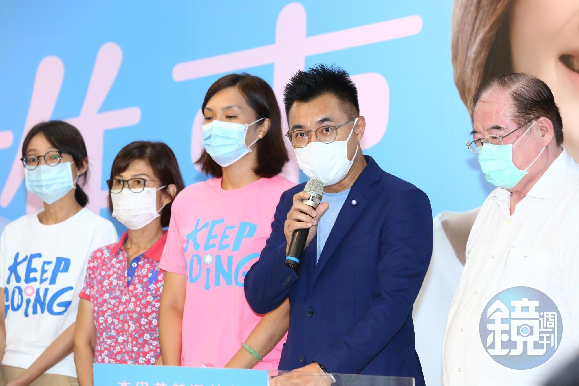 黨主席江啟臣晚間陪同李眉蓁召開記者會承認高雄市長補選敗選。