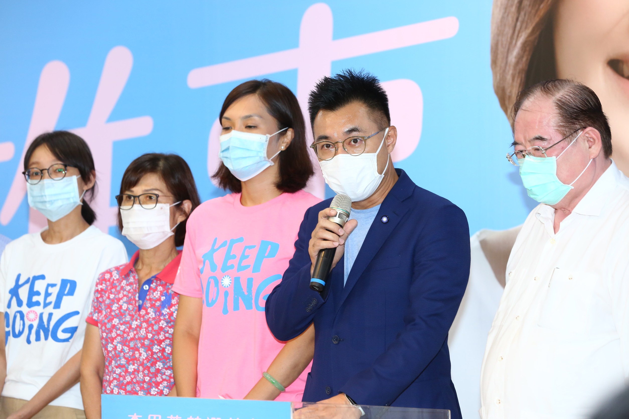 黨主席江啟臣晚間陪同李眉蓁召開記者會承認高雄市長補選敗選。