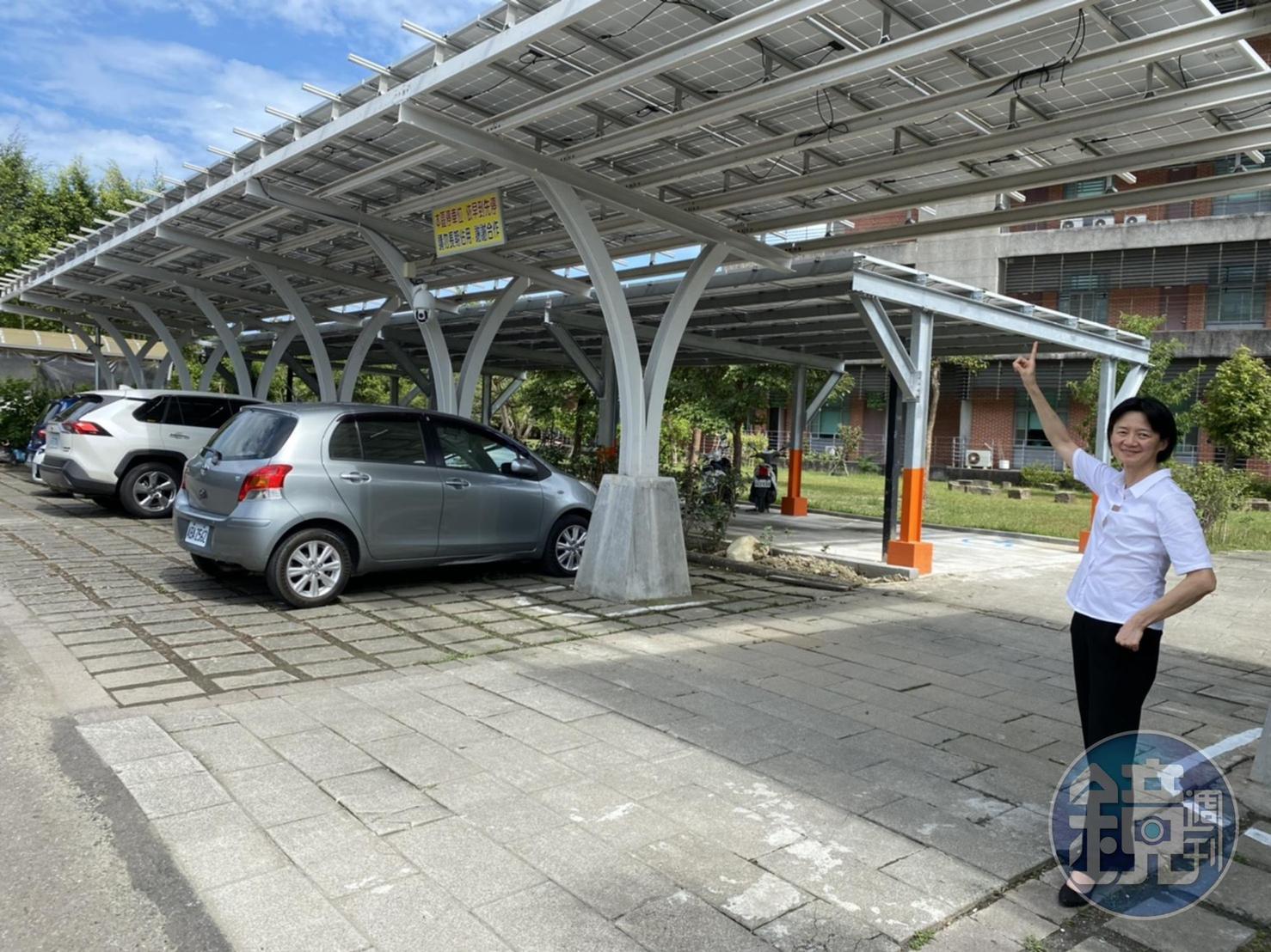 宜蘭地檢署檢察長余麗貞說，透過太陽能板打造停車棚，不但可發電，達到節能減碳目的，地檢署連一毛錢都不用出。