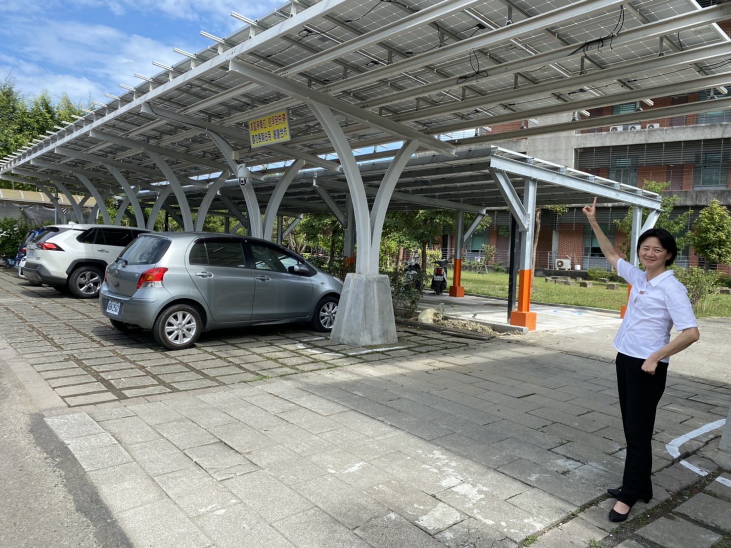 宜蘭地檢署檢察長余麗貞說，透過太陽能板打造停車棚，不但可發電，達到節能減碳目的，地檢署連一毛錢都不用出。