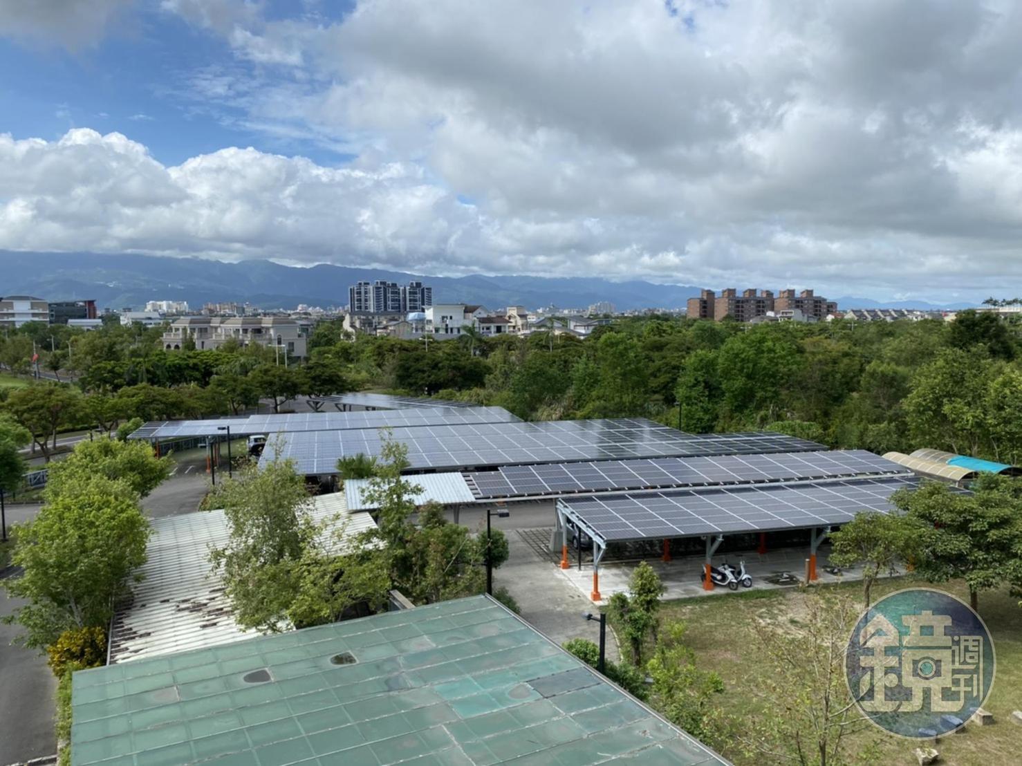 宜檢擴大興建兼具停車棚的太陽能板發電系統，還可讓洽公民眾不必擔心愛車風吹雨淋。  