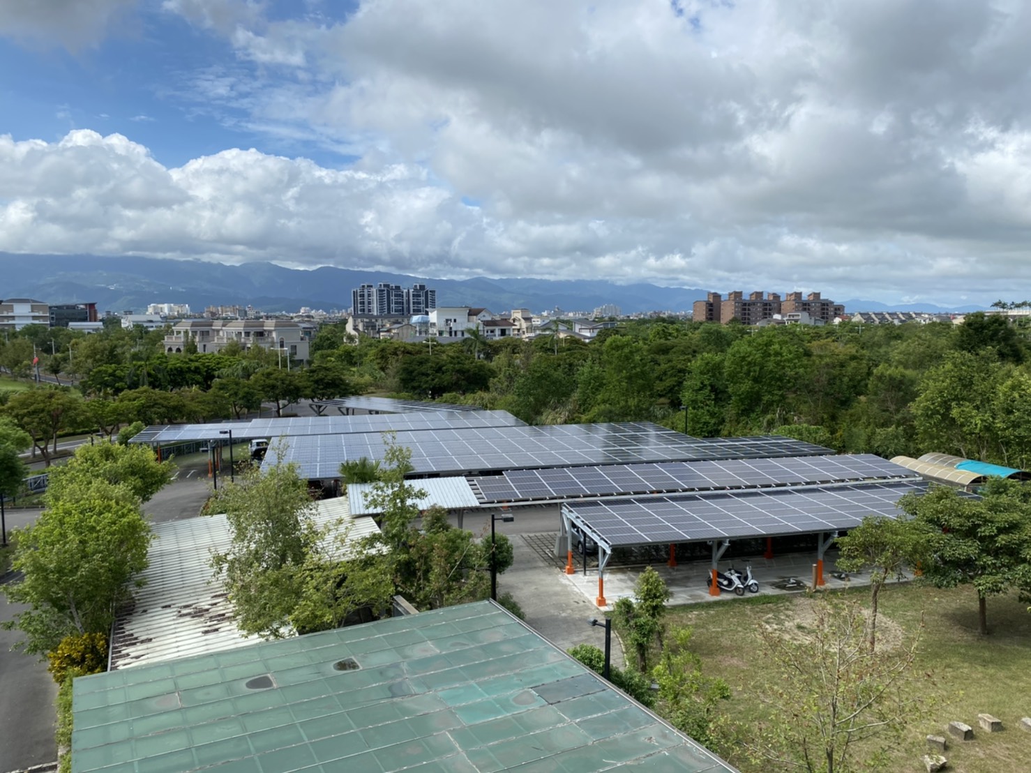 宜檢擴大興建兼具停車棚的太陽能板發電系統，還可讓洽公民眾不必擔心愛車風吹雨淋。  