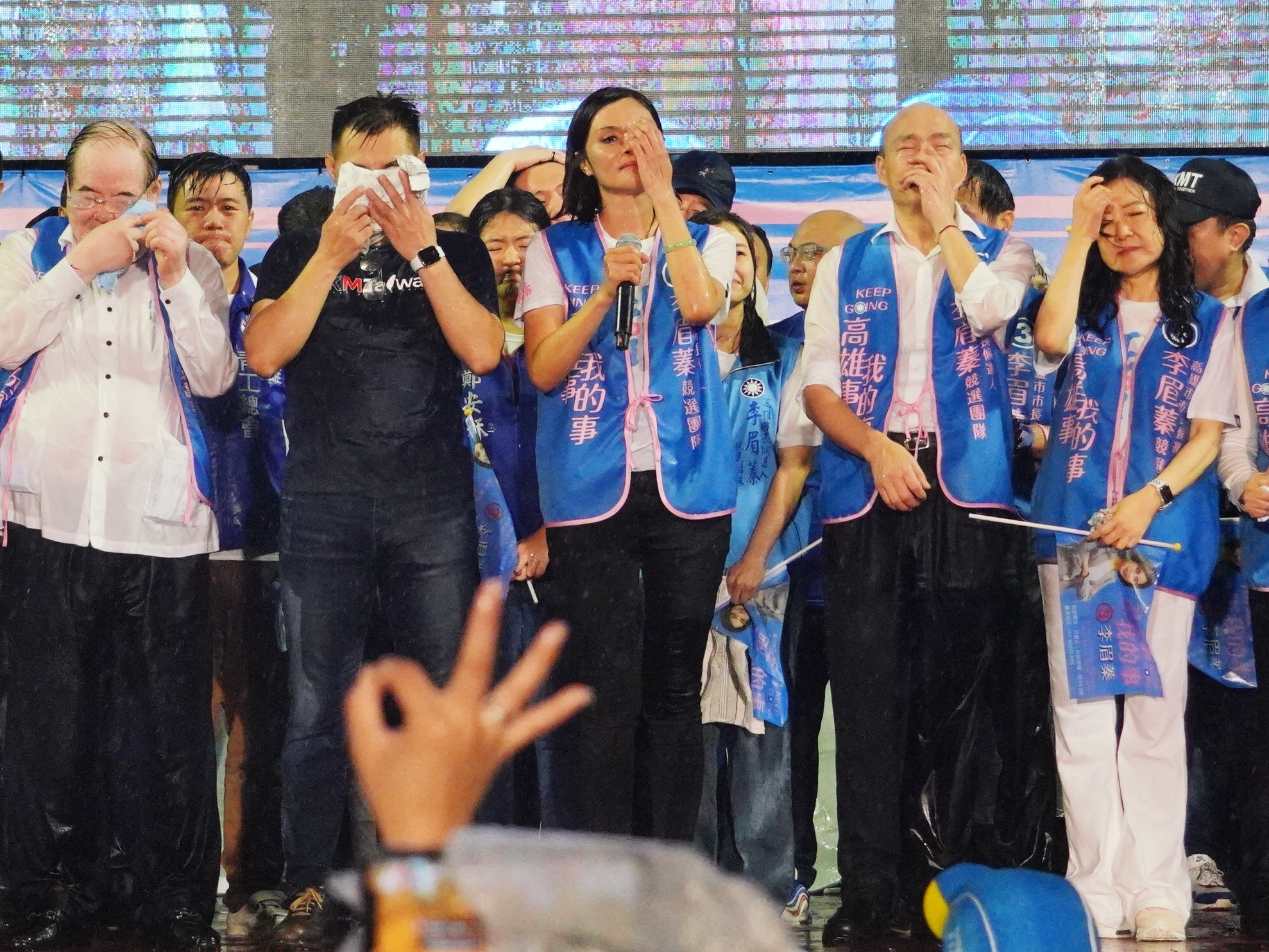 針對高雄市長補選國民黨再度吞敗，日媒《NHK》分析指出，韓國瑜總統大選失利後，該黨始終無法退去親中色彩，導致整黨持續陷入低迷狀態，依然「不見東山再起徵兆」。