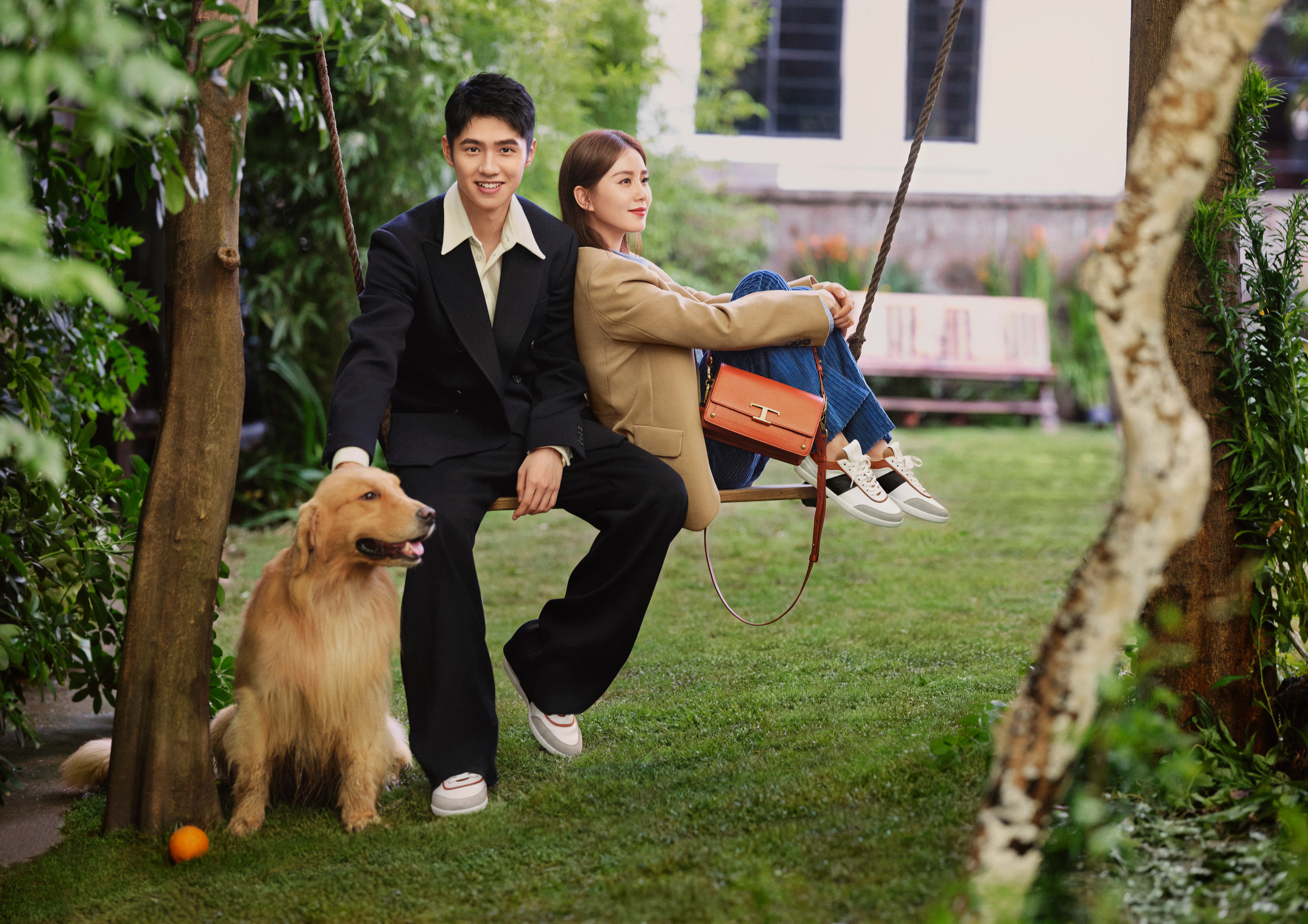 劉詩詩、劉昊然在TOD’S早秋最新系列的廣告大片中，合體演CP，2人互動自然可愛，讓人好有戀愛感！（TOD’S提供）