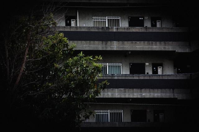 母帶2歲兒經倒塌大樓原址時，兒堅稱「有好多人」。（示意圖，圖片取自photo-ac）