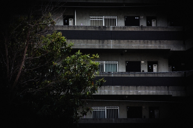 母帶2歲兒經倒塌大樓原址時，兒堅稱「有好多人」。（示意圖，圖片取自photo-ac）