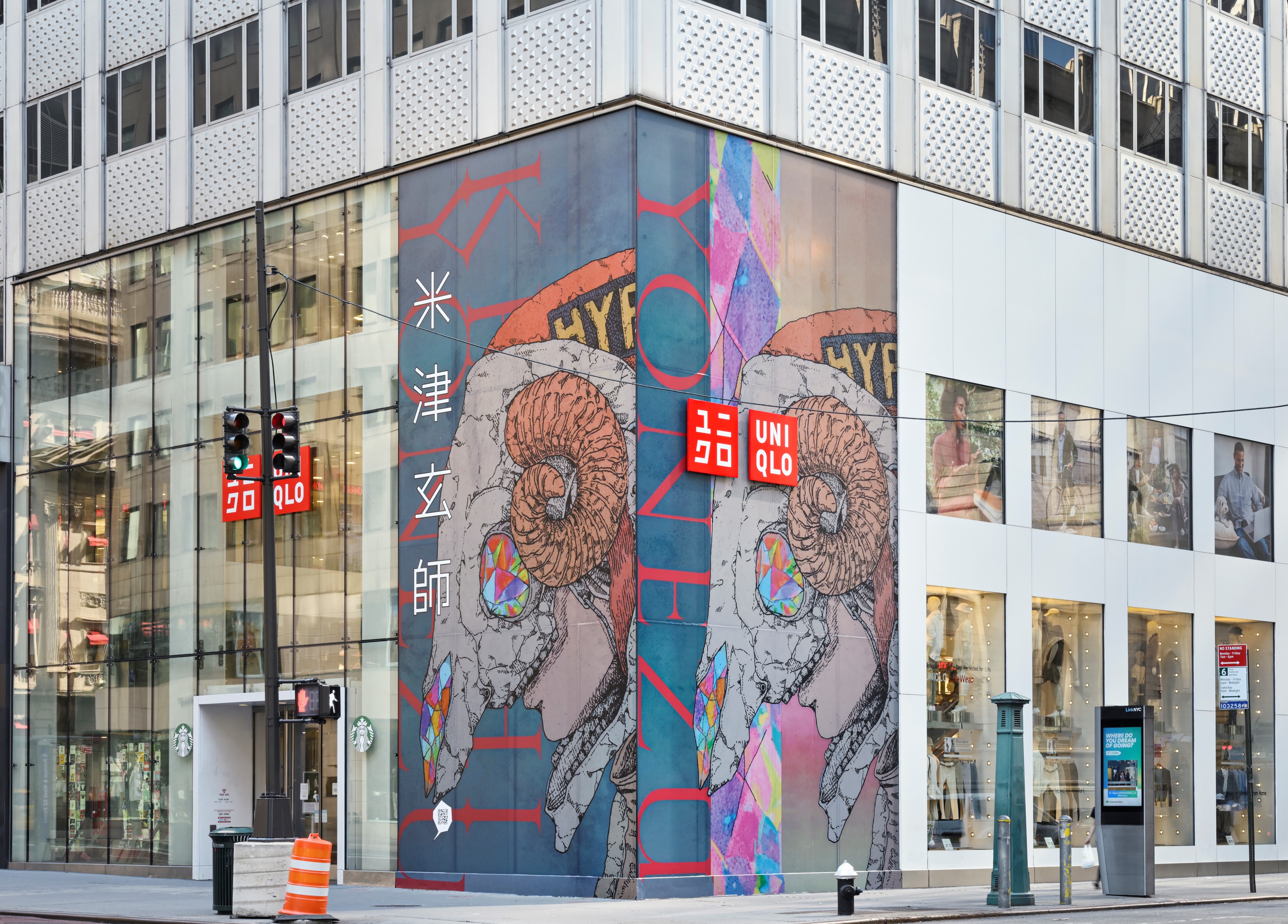 UNIQLO紐約第五大道店的外牆，也首次本次UT主視覺–米津玄師最新專輯《Stray Sheep》的夾克插畫。（UNIQLO提供）