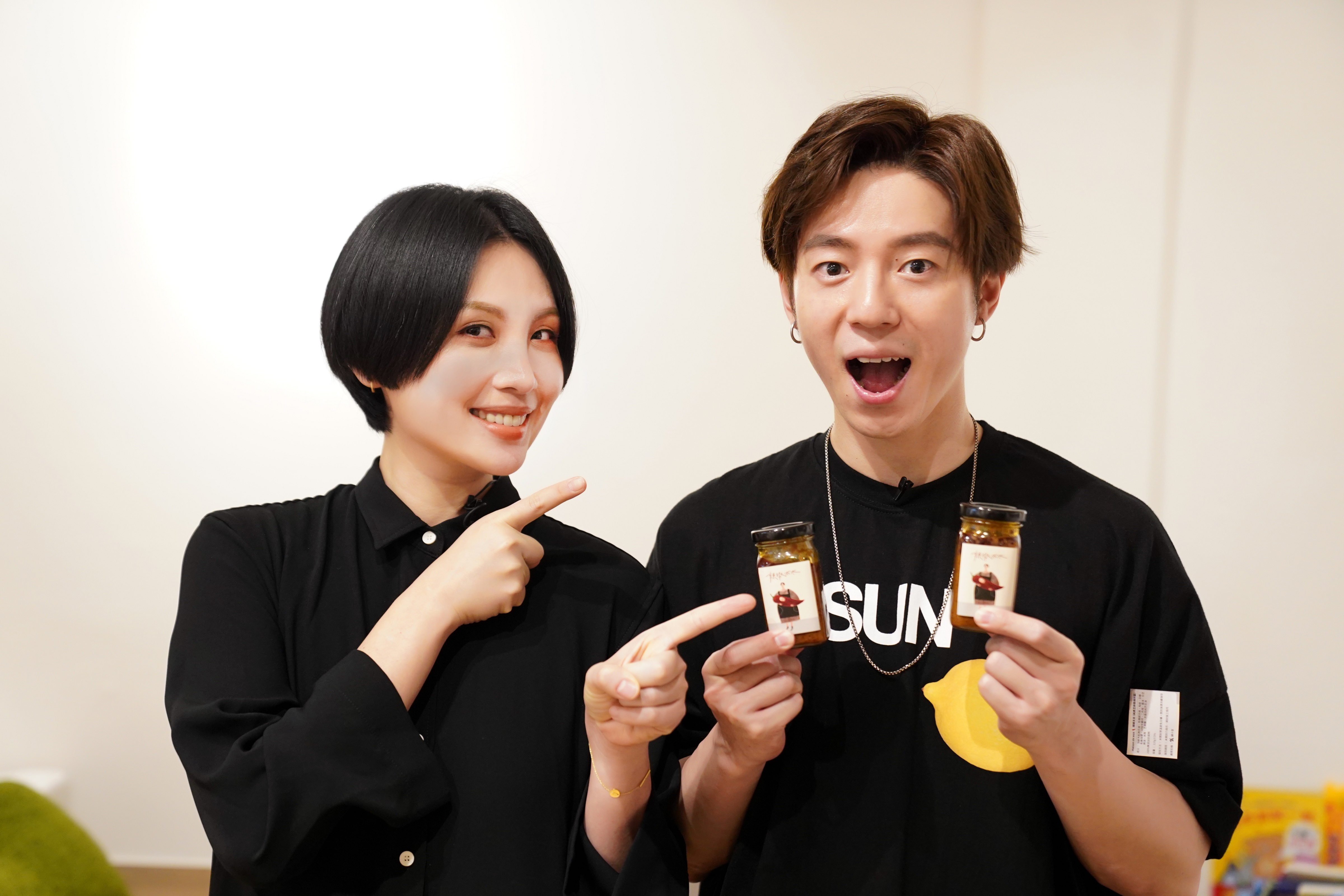 GJ蔣卓嘉近期也跨足Youtube，推出新單元《GJ嘉好友》邀請麻吉waa魏如萱，到她的「花室maison de waa」體驗一日打工仔。（索尼音樂提供）