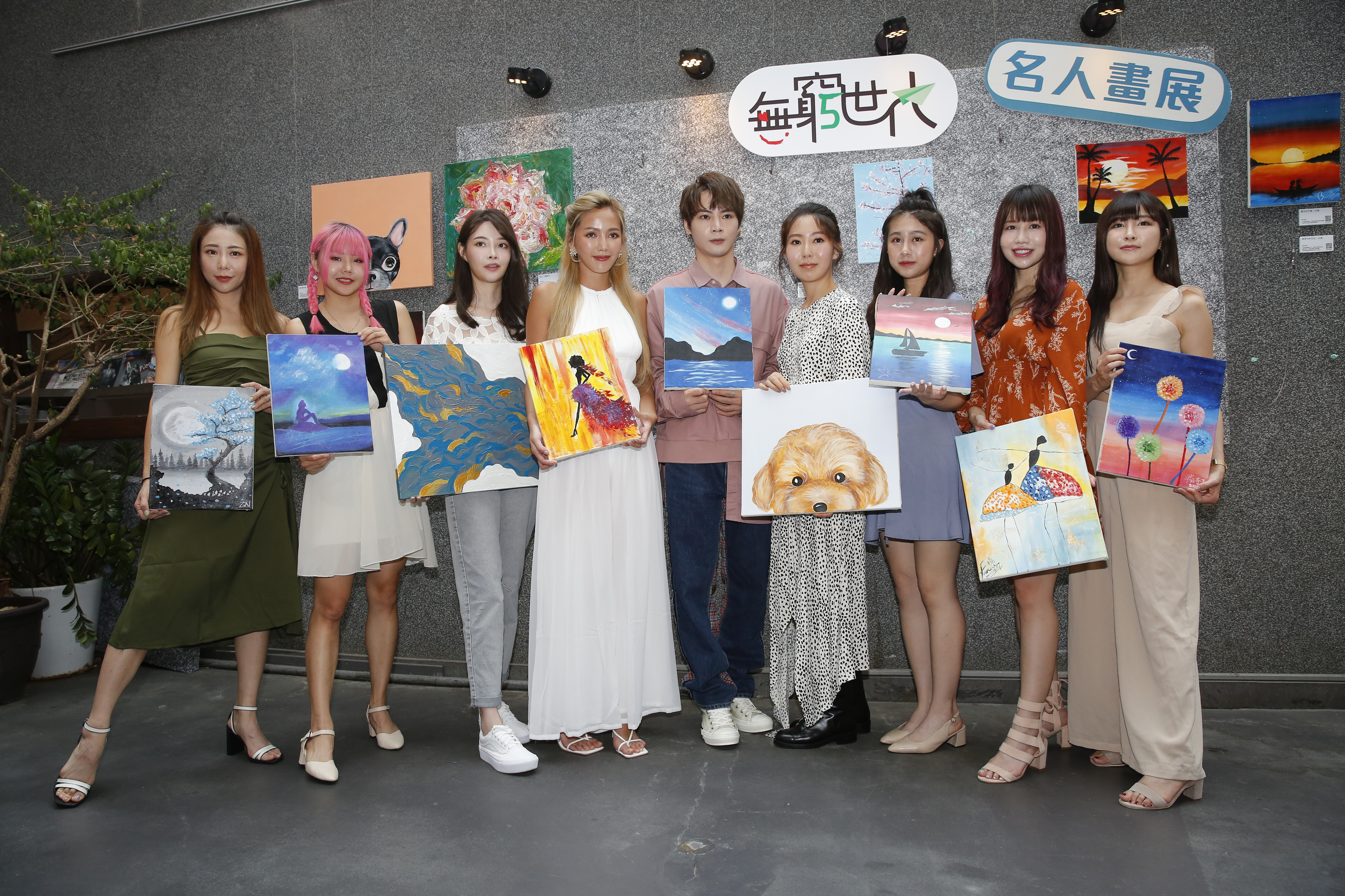 古曜威攜手藝人們捐畫義賣，幫助家扶中心的弱勢兒童。