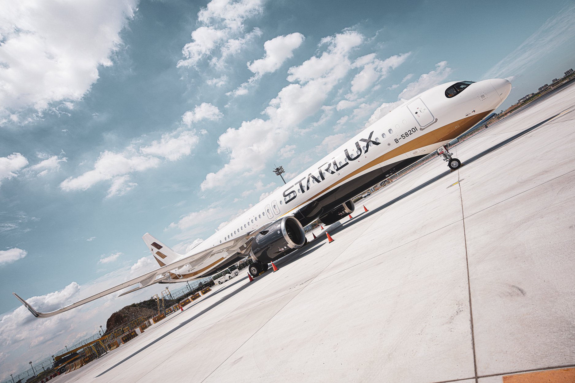 星宇航空由張國煒擔任機師，載著40名粉絲體驗「偽出國」飛行，還特別飛到釣魚台附近，讓所有乘客都嗨翻。（翻攝自星宇航空臉書粉專）