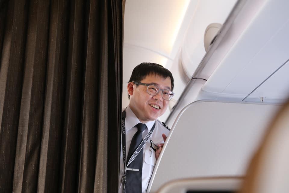 星宇航空由張國煒擔任機師,載著40名粉絲體驗「偽出國」飛行,還特別飛到釣魚台附近,讓所有乘客都嗨翻。(翻攝自星宇航空臉書粉專)