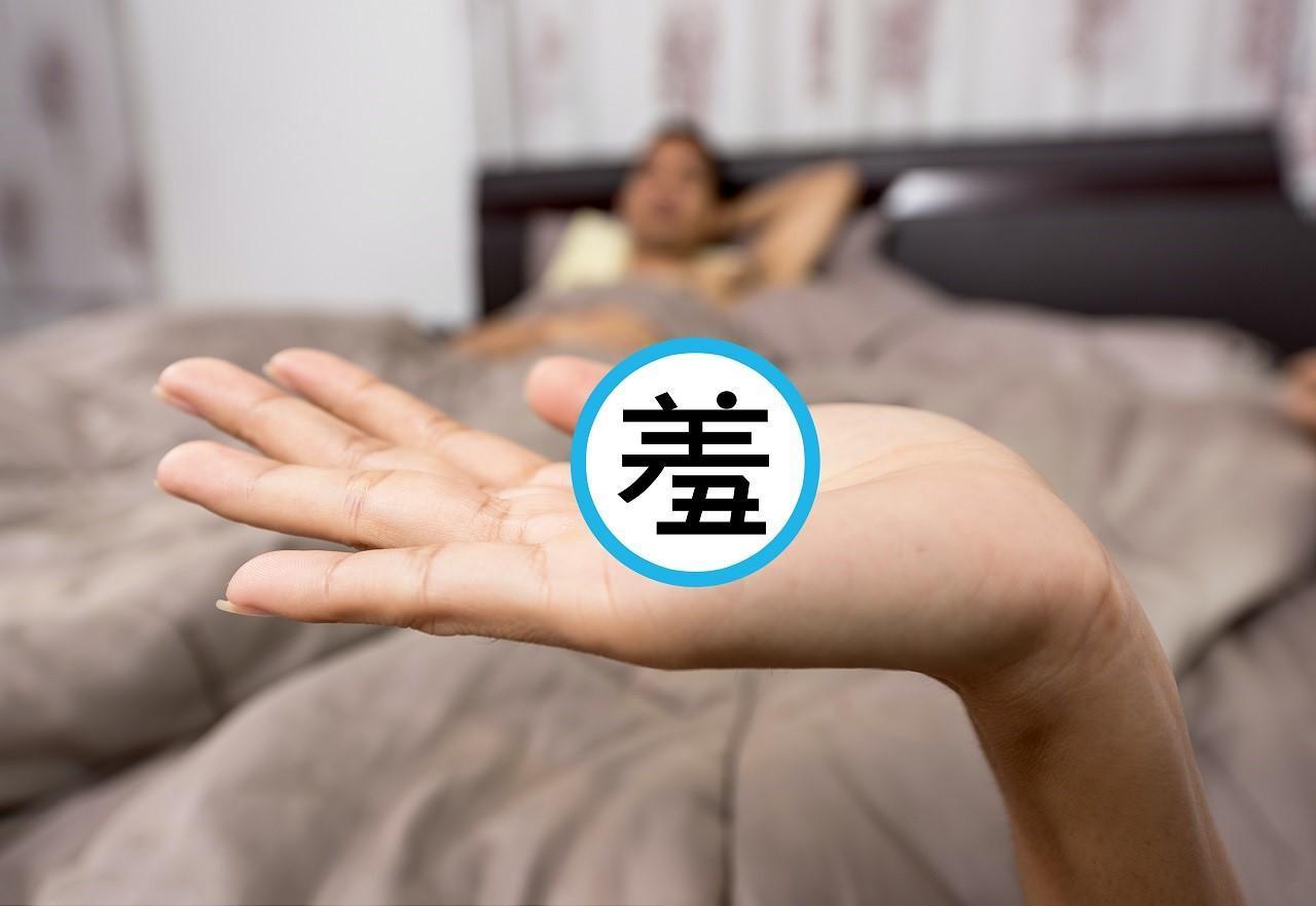 男子娶到富家千金後,因為岳母不希望太早當外婆,規定夫妻倆必須使用她購買的「特殊保險套」炒飯。(示意圖,pexels)